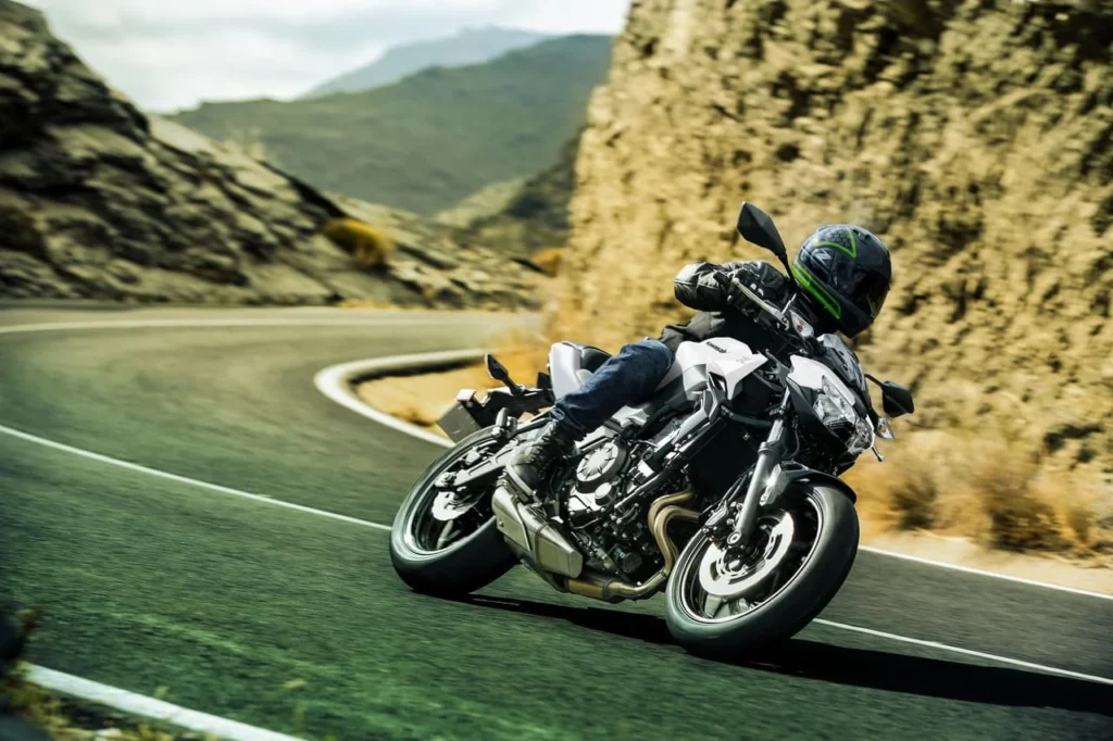 Kawasaki Z650 S curvas